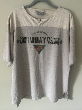 Contemporary Fashion Men’s Short-Sleeve Tee in Light Gray